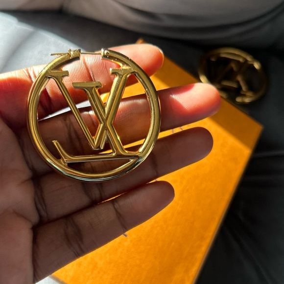 Louise Hoop Louis Vuitton Earrings - Picture 7 of 16